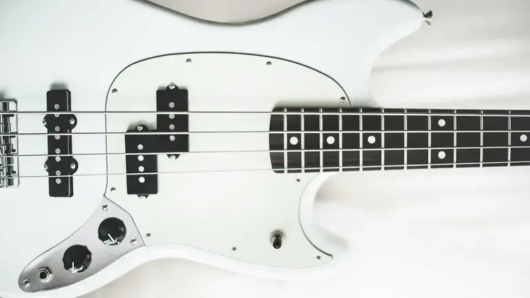 A white bass guitar