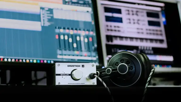 Headphone with amp