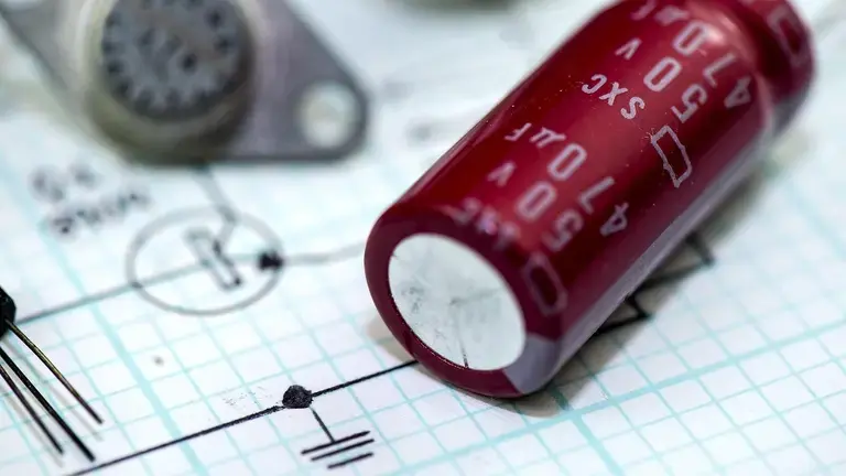 Capacitor and circuit diagram