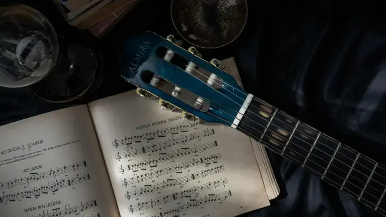 Guitar headstock
