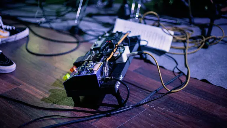 Pedalboard with long wires