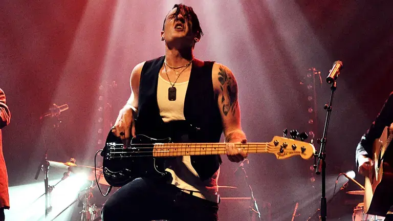 Jazz Bass vs P-Bass: Which Fender Icon Fits Your Style? | Equipboard