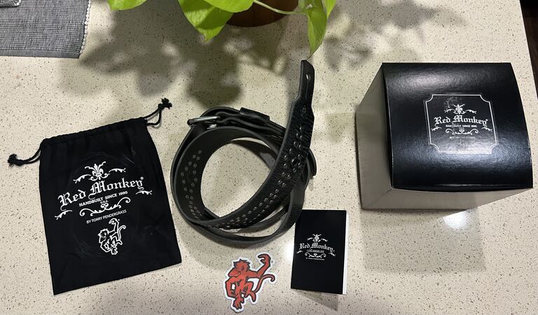 The care Red Monkey puts into its products doesn't stop at the packaging. The strap arrived well packed with care instructions, a bag, and a sticker.