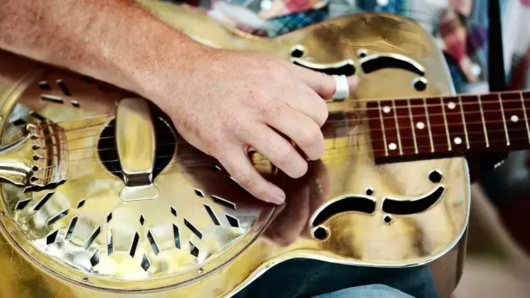 Resonator guitar