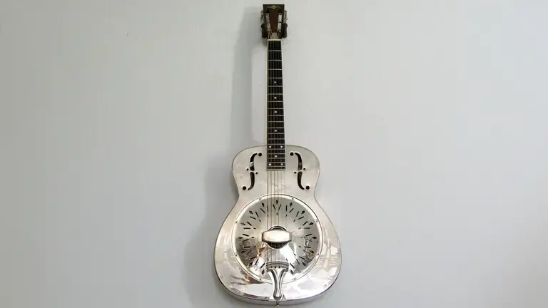 Metal resonator guitar