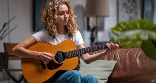 Guitar Lesson Prices: Live vs. Online Costs for Instruction in 2026
