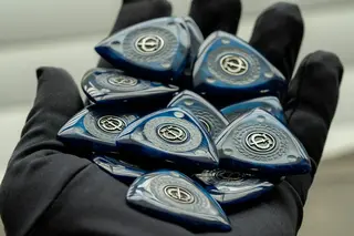 How to Hold a Guitar Pick | A Guide to Better Playing