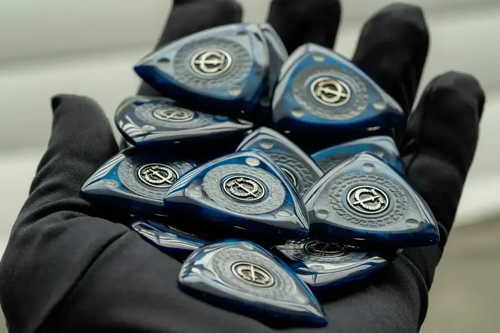 How to Hold a Guitar Pick | A Guide to Better Playing