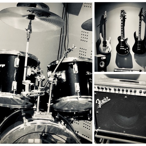 Photo of Fender Roc Pro 1000 and more gear in a guitar