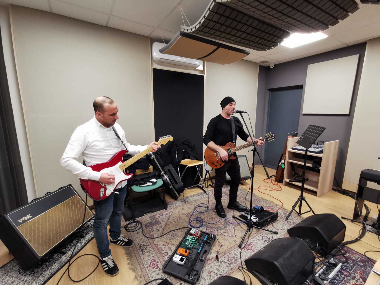 Fender Pedalboard by map featuring Fender Hot Rod DeVille 212 III 60W 2x12 Tube Guitar Combo Amp, Vox AC30VR, and Fender 40th Anniversary American Standard Stratocaster