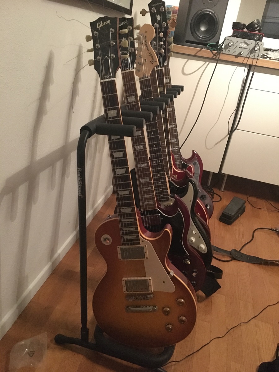 Gibson Music Gear Setup by andreas_osterlund featuring Gibson SG Standard, Epiphone EB-3 SG, and Fender Stratocaster Electric Guitar and 3 more pieces of gear
