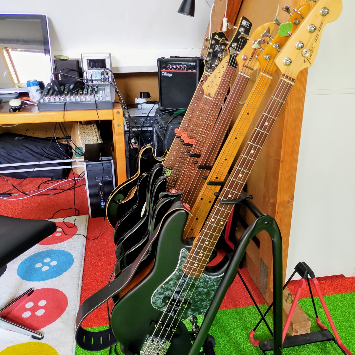 Electronic Studio Setup by christiaan_van_wijck featuring Fender Highway One Jazz Bass, Ibanez SR300 DX, and Ibanez Artcore AS73 and 6 more pieces of gear