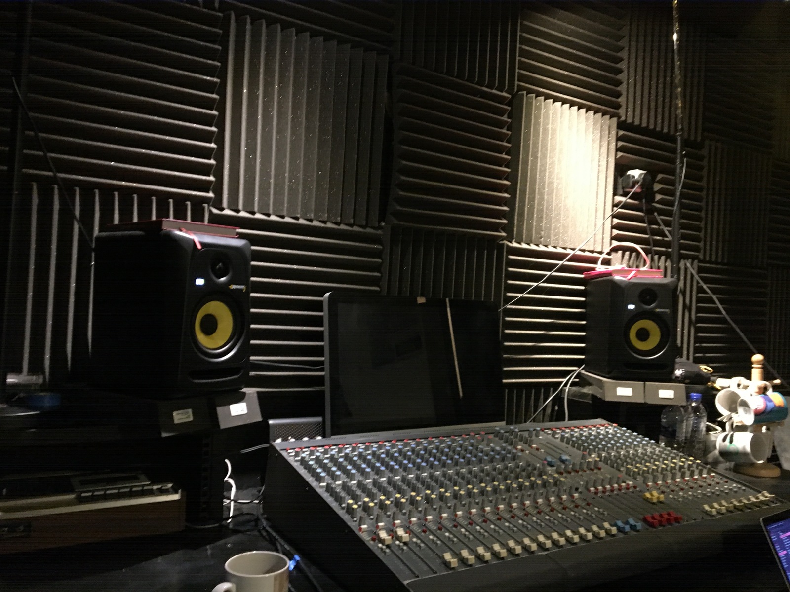 Electronic Studio Setup by arion_xenos featuring KRK ROKIT 5 G3 Studio Monitor and Allen & Heath GL2200-32