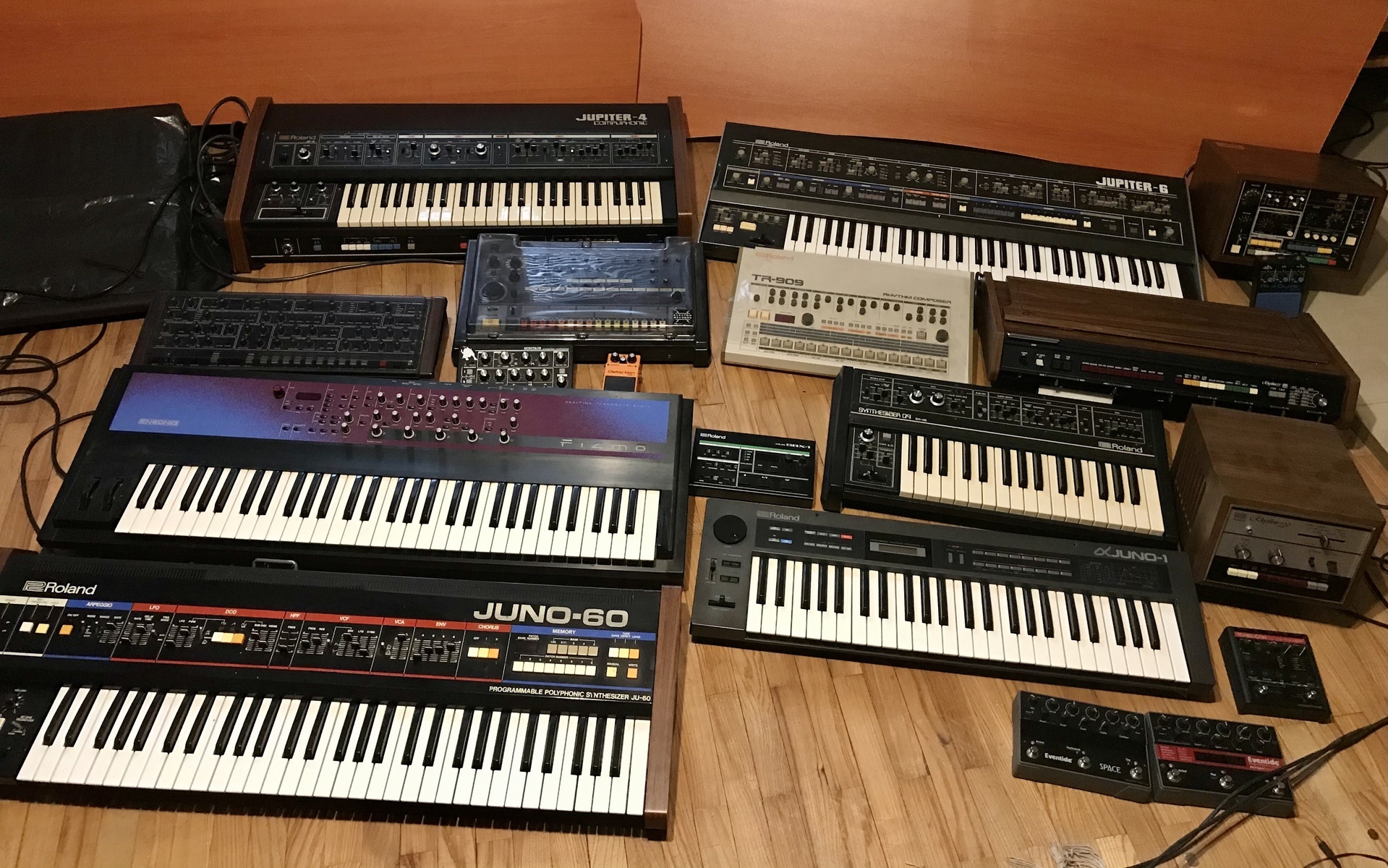 Electronic Synth Setup by kinzo_chrome featuring Roland TR-808 Rhythm Composer, Moog Minitaur, and Roland TR-909 Rhythm Composer and 10 more pieces of gear