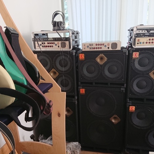 Photo of Eden Amplification WTP900 and more gear in a amplifier