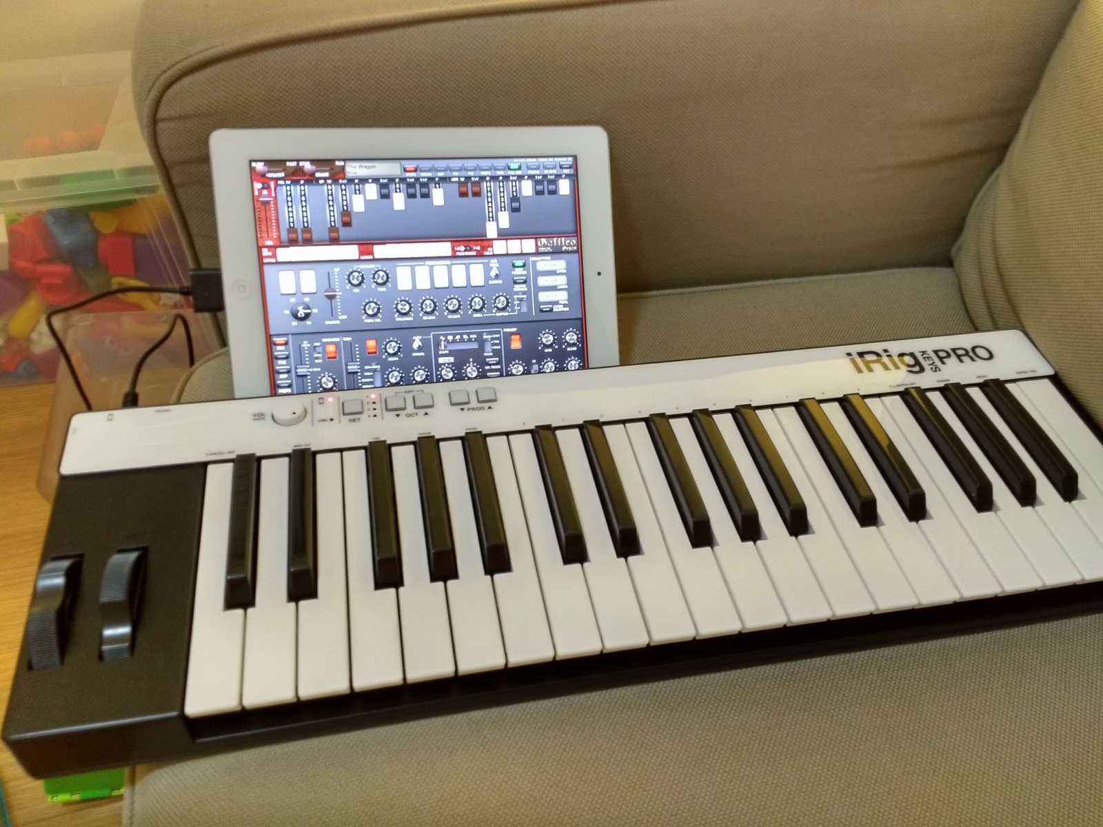 Apple Music Gear Setup by andreleme featuring Apple iPad (General) and IK Multimedia Irig Keys Pro