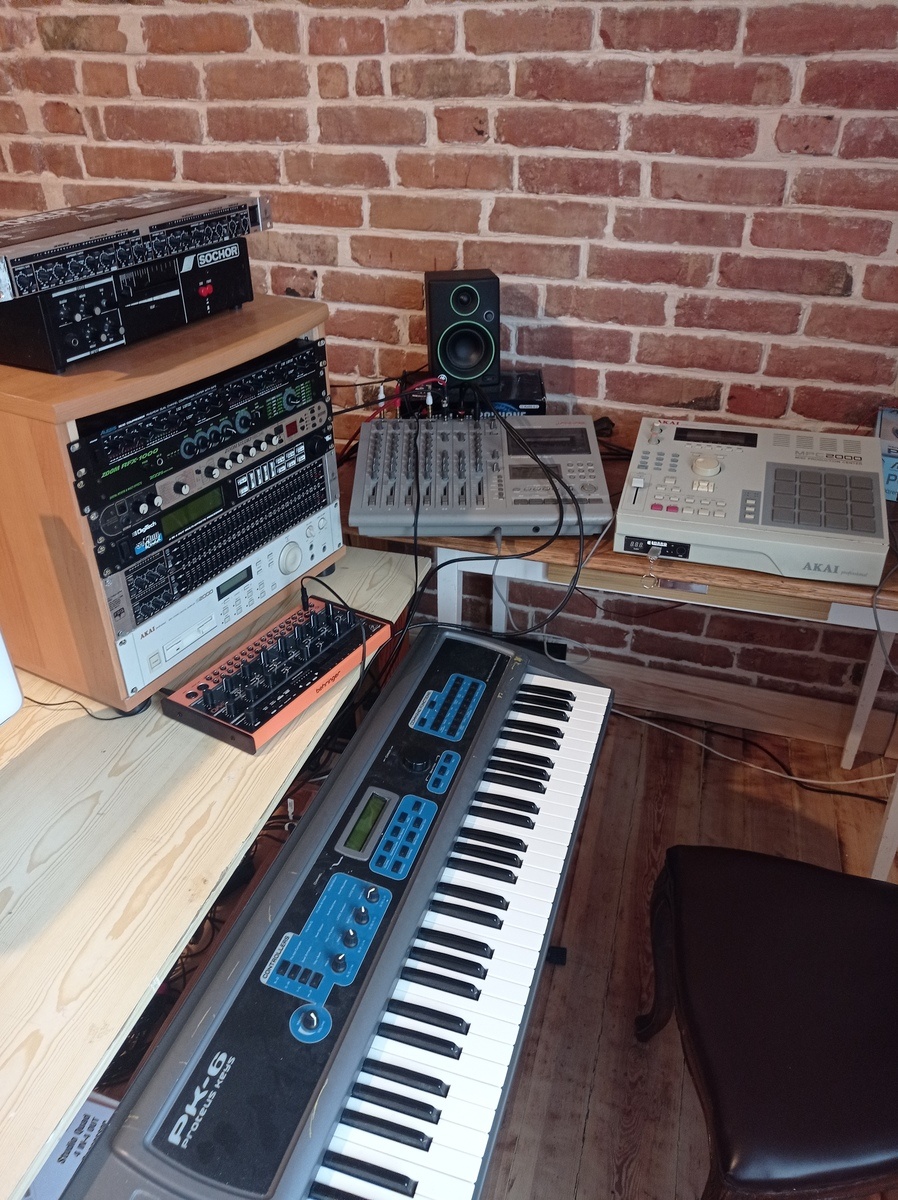 Electronic Studio Setup by jakub_grzelka featuring Alesis 3630 Dual-Channel Compressor/Limiter with Gate, Akai MPC 2000, and Behringer Composer Pro-XL MDX2600 and 10 more pieces of gear