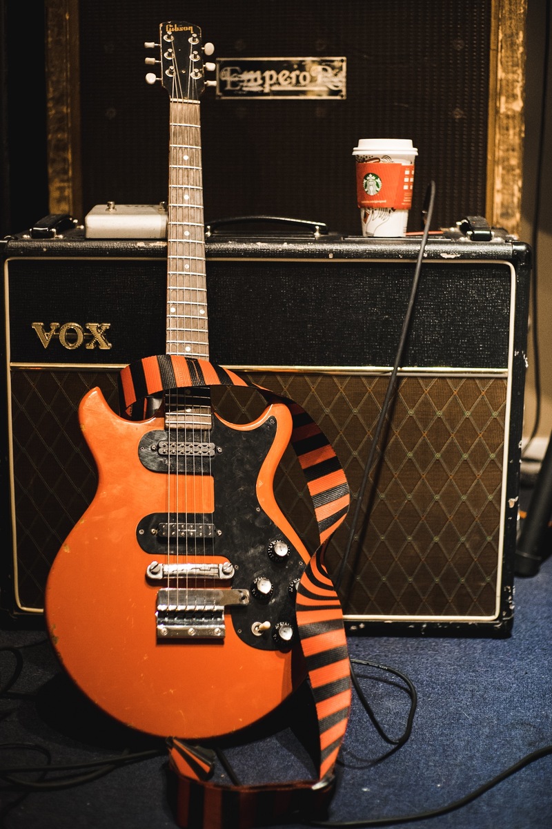 Vox Amp Rig by colin featuring Vox AC30 Guitar Combo Amp and Gibson Melody Maker Double Cutaway