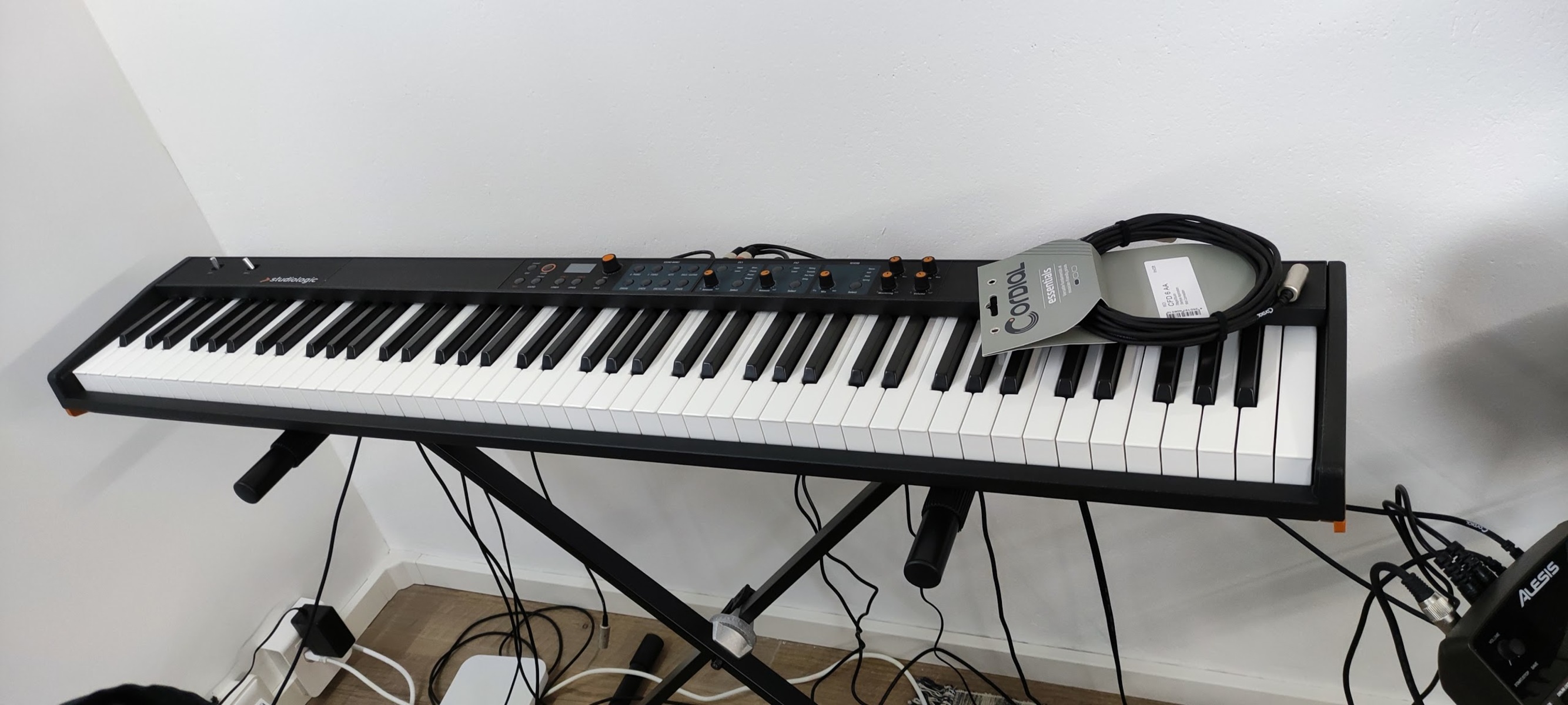 Music Gear Setup by luis_dj featuring Studiologic Numa Compact 2