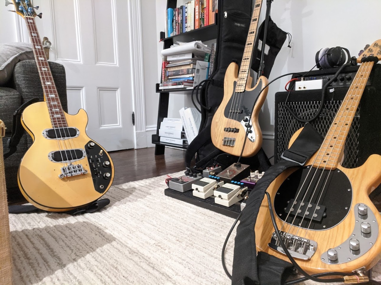 Pedalboard by tlb29898 featuring Gibson Les Paul Triumph Bass, Fender Japan 75RI Jazz Bass 1994, and Music Man Stingray