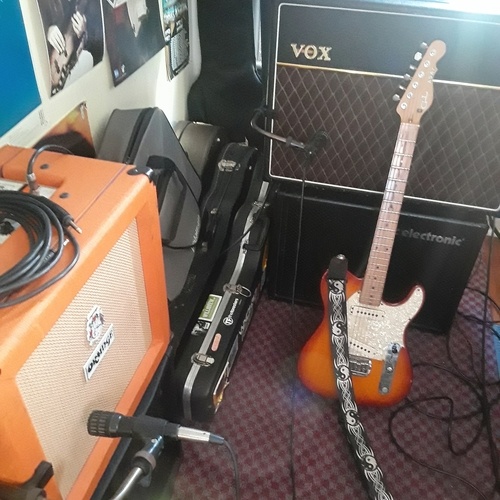 Photo of Audix i5 and more gear in a guitar and amplifier