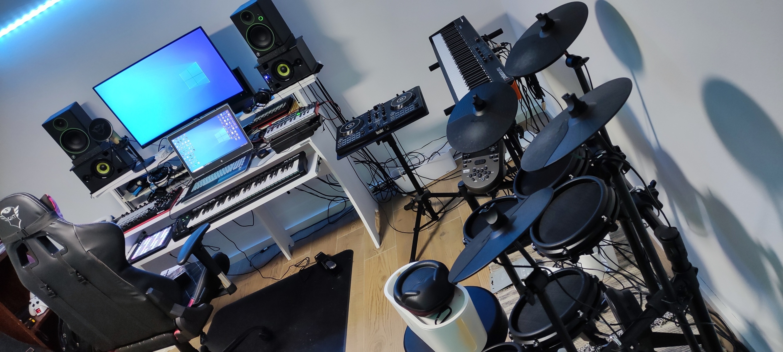 Electronic DJ Setup by luis_dj featuring Akai Professional APC40 MKII, Novation Launchpad Pro MK3, and M-Audio Keystation 49 MK3 and 12 more pieces of gear