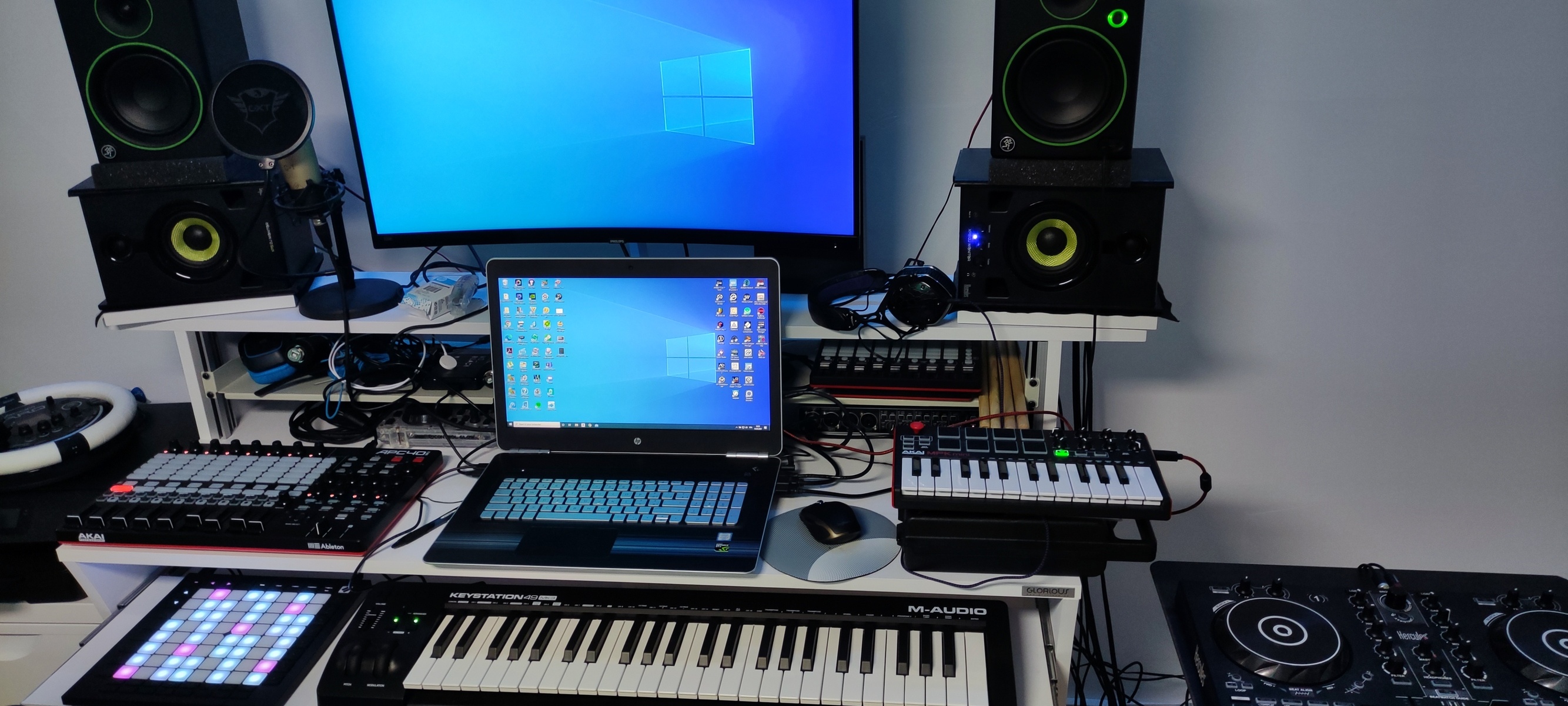 Electronic DJ Setup by luis_dj featuring Akai Professional APC40 MKII, Novation Launchpad Pro MK3, and M-Audio Keystation 49 MK3 and 7 more pieces of gear