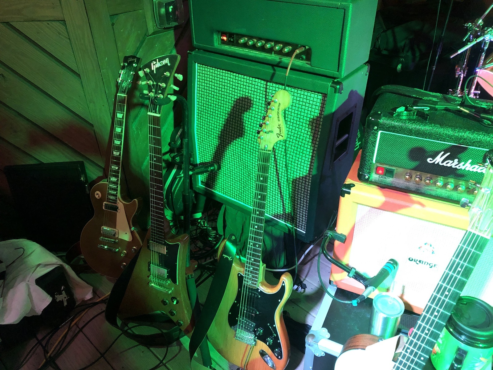 Live Rig by mattbedrock featuring Gibson Les Paul Deluxe, Gibson Moderne, and Fender Stratocaster Electric Guitar and 3 more pieces of gear