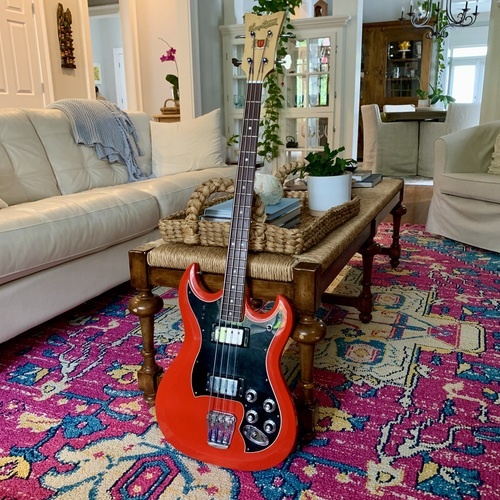 Photo of Hagström HIIBN Bass in a bass