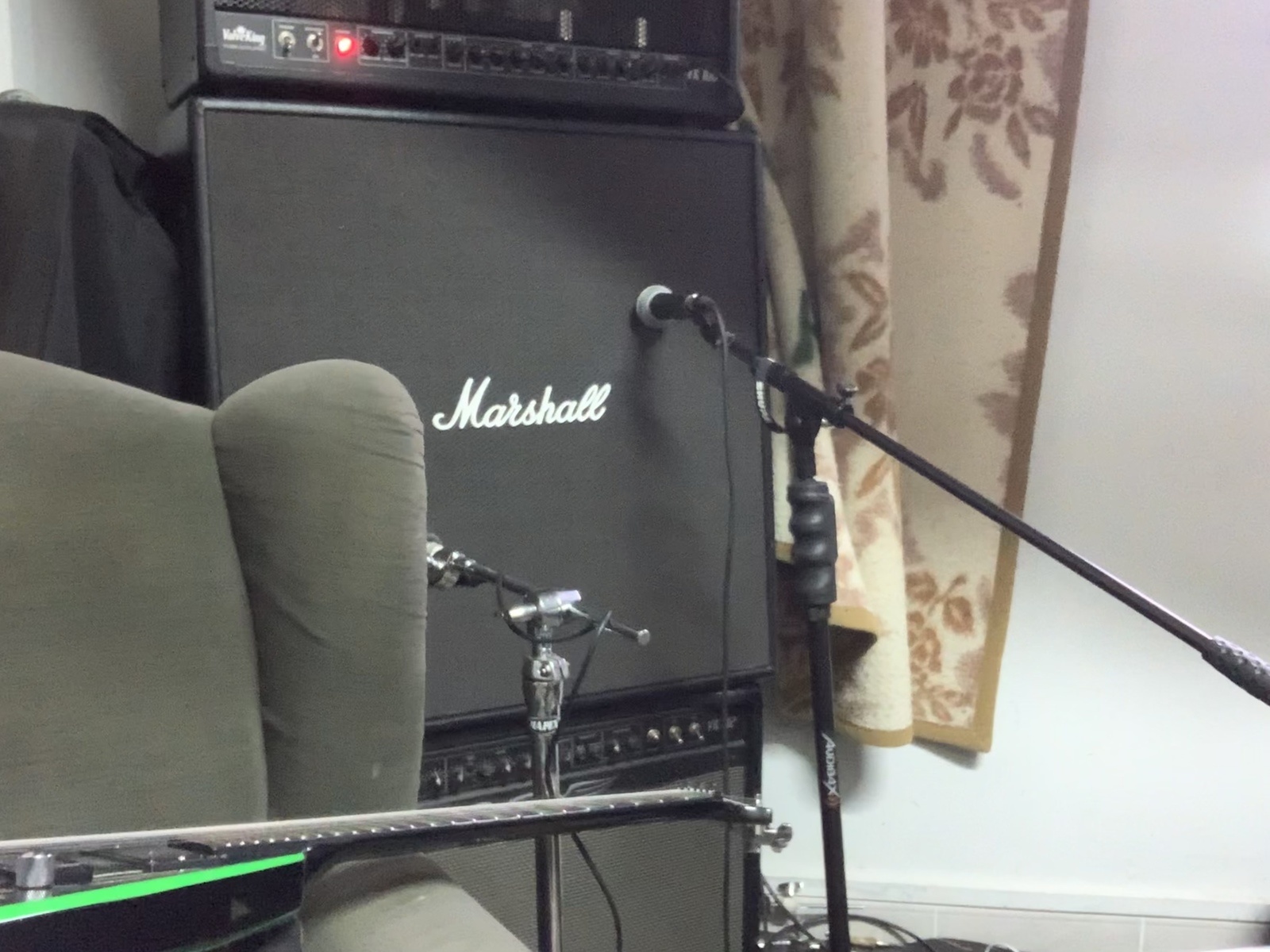 Amp Rig by danirego_ featuring Peavey Valveking VK100 Head, Marshall Code 412 Cabinet, and Shure SM58 and 3 more pieces of gear