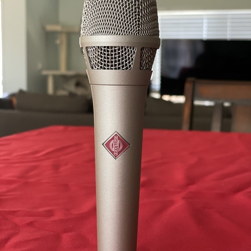 Photo of Neumann KMS 105 in a live