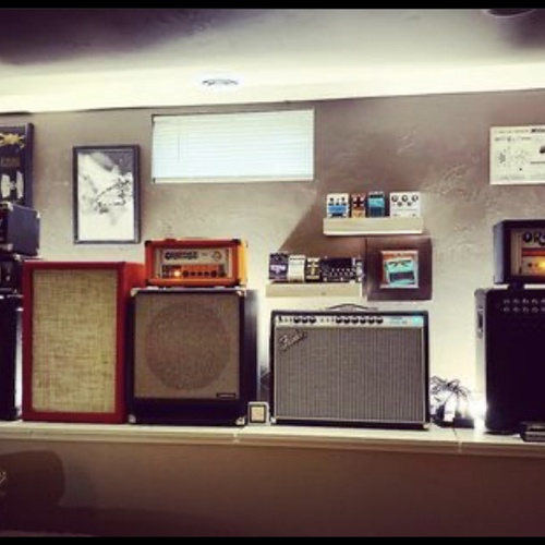Photo of Fender 'Silverface' Vibrolux Reverb (1970-1980) in a studio