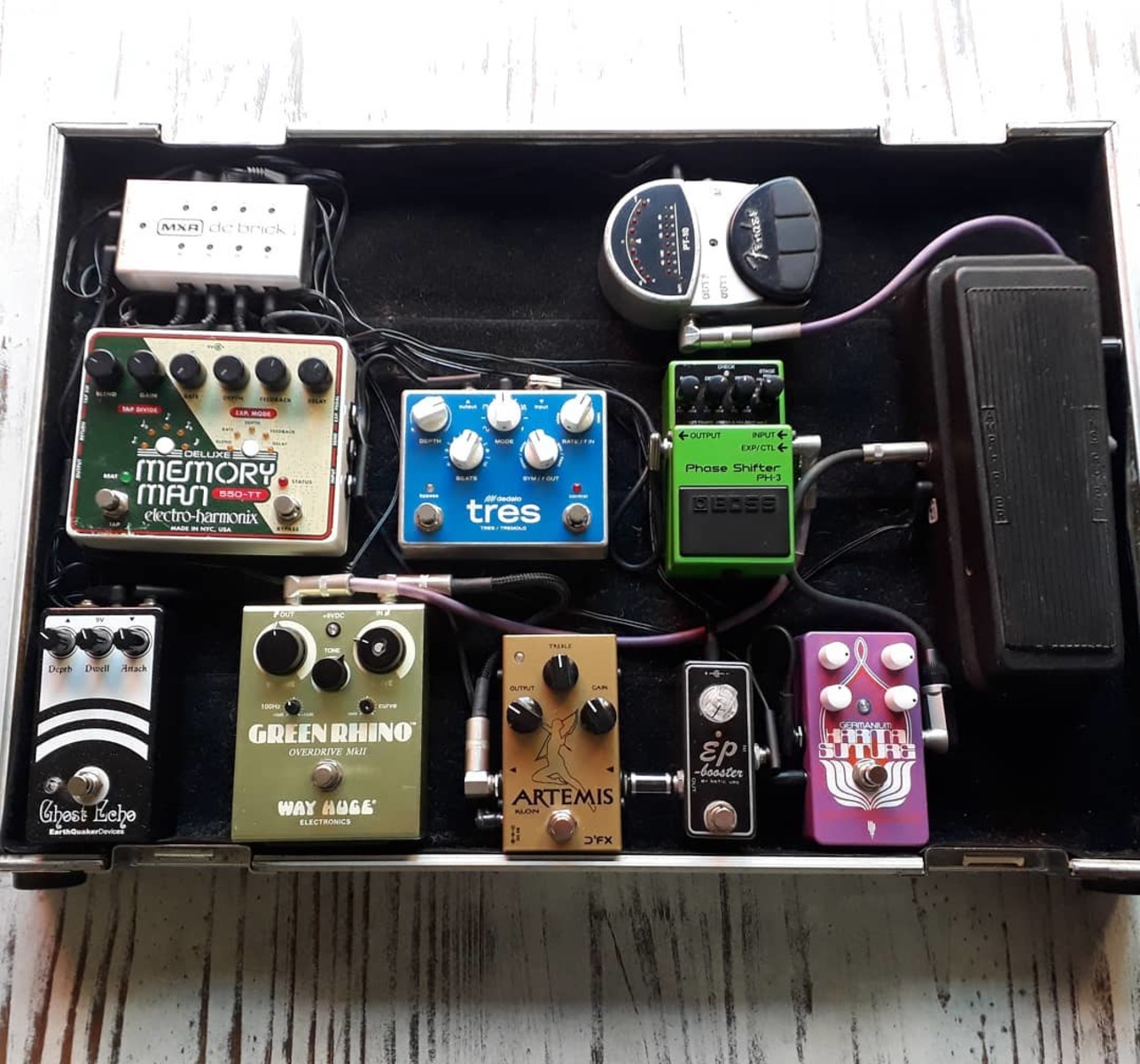 Pedalboard by fede_kempff featuring Way Huge Electronics Green Rhino MkII Overdrive, Electro-Harmonix Deluxe Memory Man 550-TT, and Catalinbread Karma Suture and 8 more pieces of gear