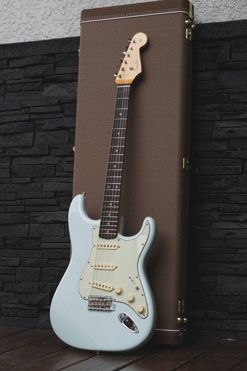 Music Gear Setup by _venimartinez featuring Fender 1962 AVRI Sonic Blue Stratocaster