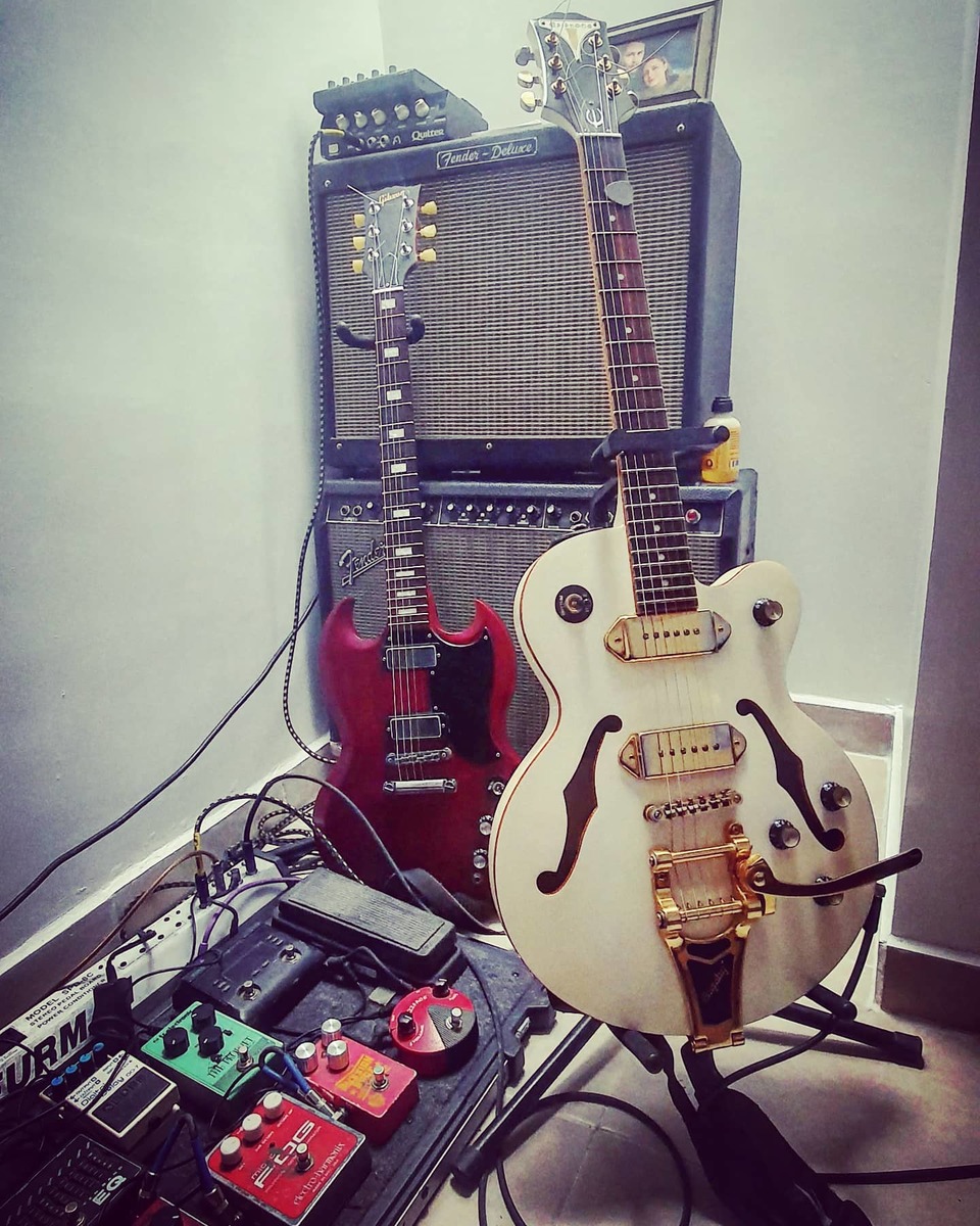 Pedalboard by misa_patolli featuring Gibson SG 70s Tribute, Epiphone Wildkat Royale, and Fender Hot Rod Deluxe Cabinet and 6 more pieces of gear