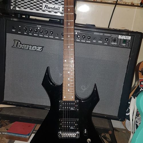 Photo of B.C. Rich Warlock Widow in a studio and guitar