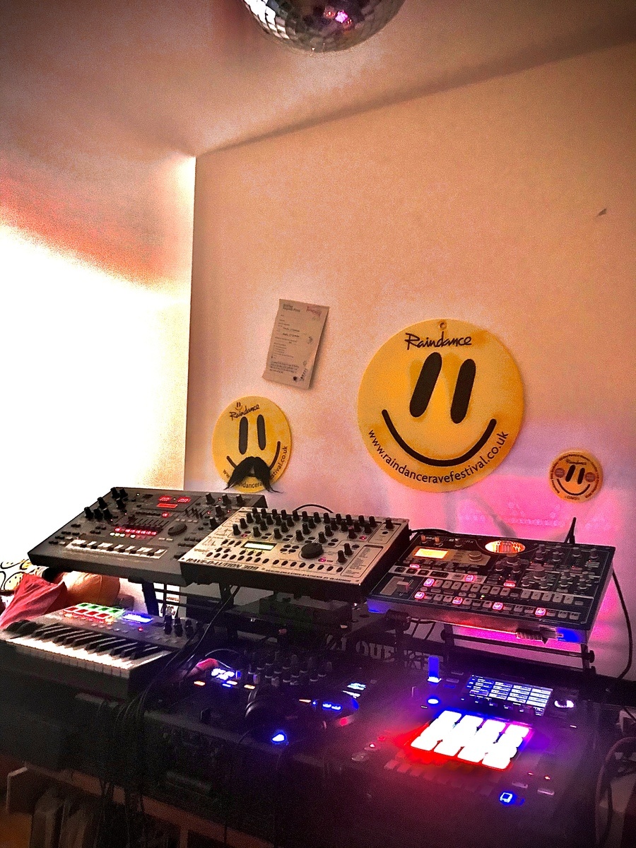 Electronic DJ Setup by dj_queenie featuring Roland MC-505 Groovebox, Quasimidi Rave-o-Lution 309, and Pioneer DJS-1000 and 3 more pieces of gear