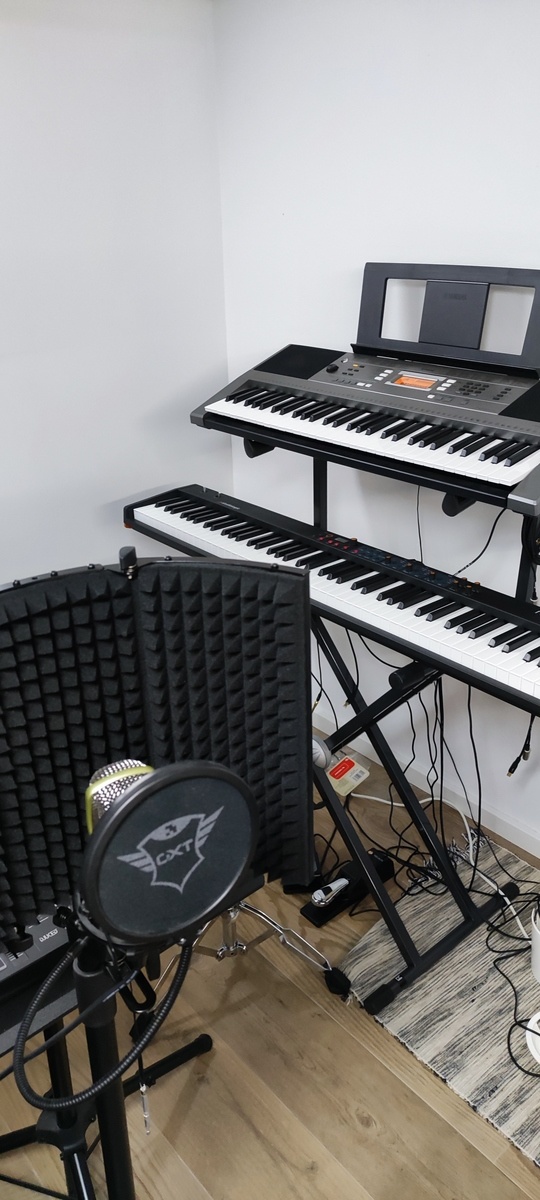 DJ Setup by luis_dj featuring Neewer NW-11 Vocal Isolation Booth, Behringer C-1 Studio Condenser Microphone, and Studiologic Numa Compact 2 and 2 more pieces of gear