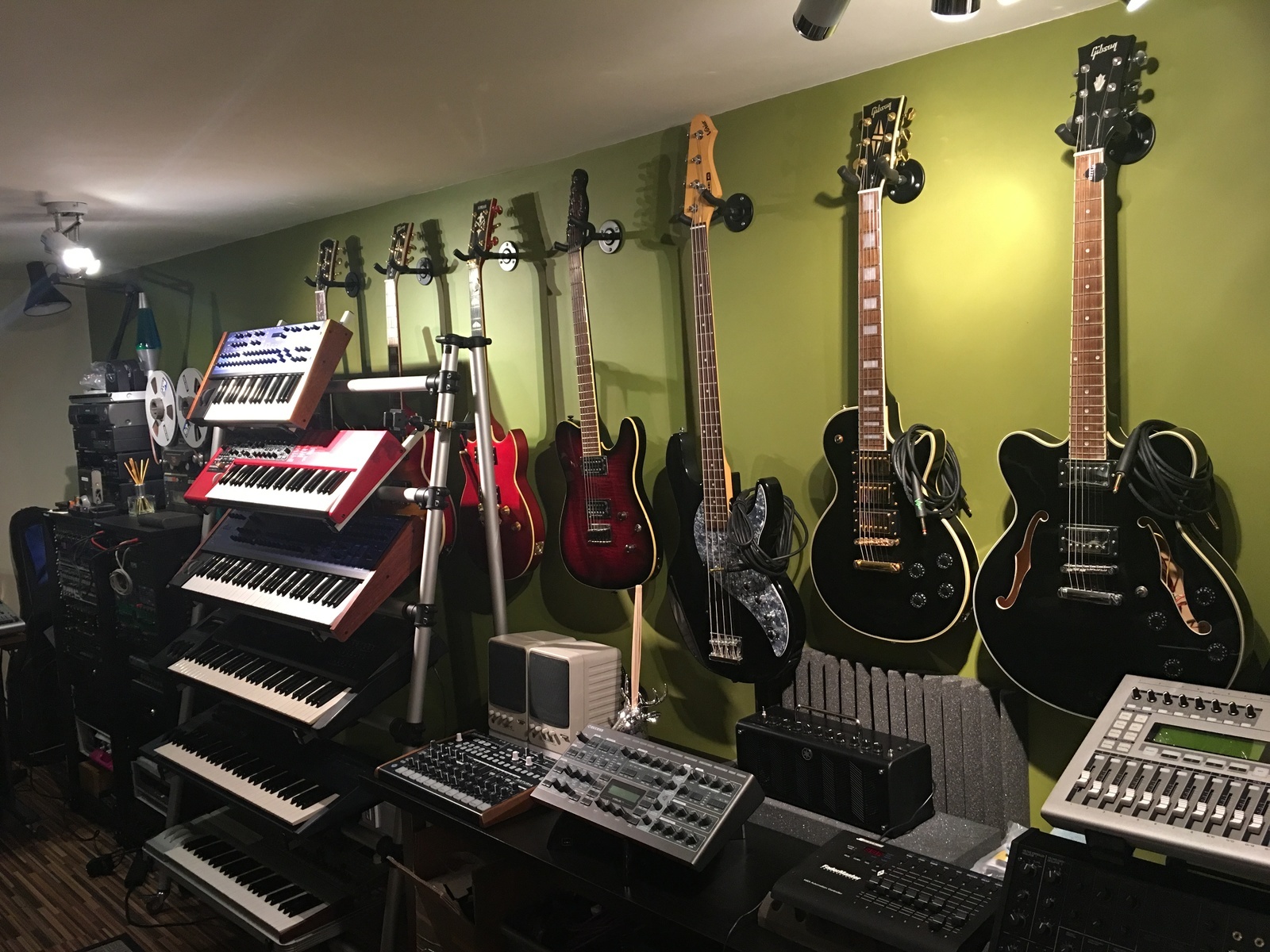 recro's music gear photo
