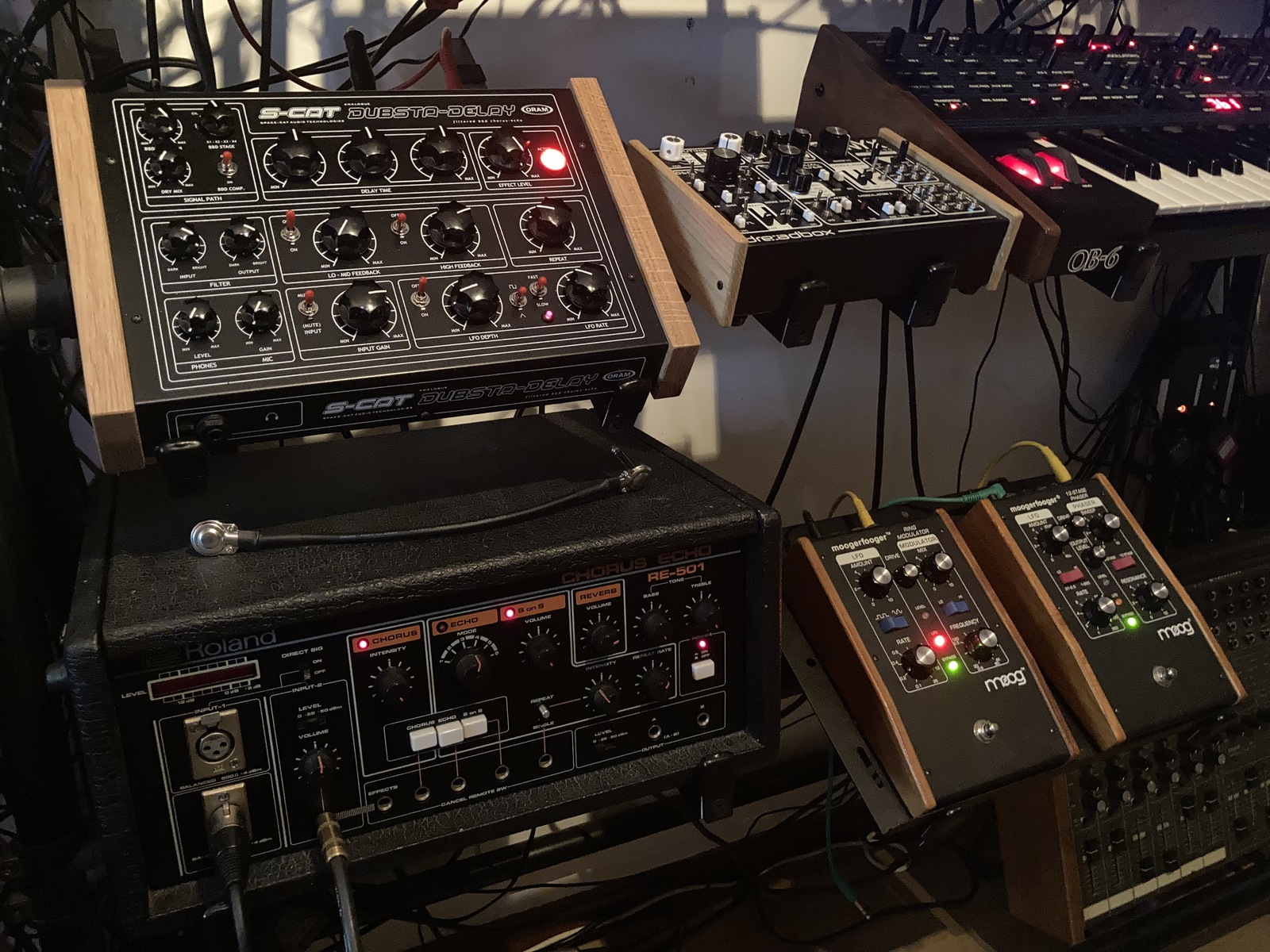 Electronic Studio Setup by mokkamonkey featuring Roland RE-501 Chorus Echo, S-Cat Dubsta Delay, and Moog Moogerfooger MF-102 Ring Modulator and 3 more pieces of gear