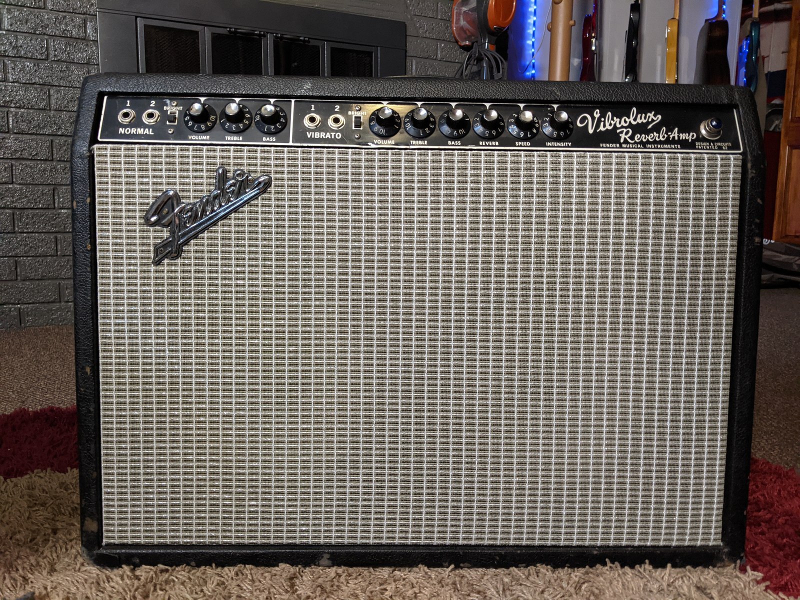 Blues Studio Setup by rainydayloops featuring Fender 'Black Panel' Vibrolux Reverb-Amp (1964-1967)
