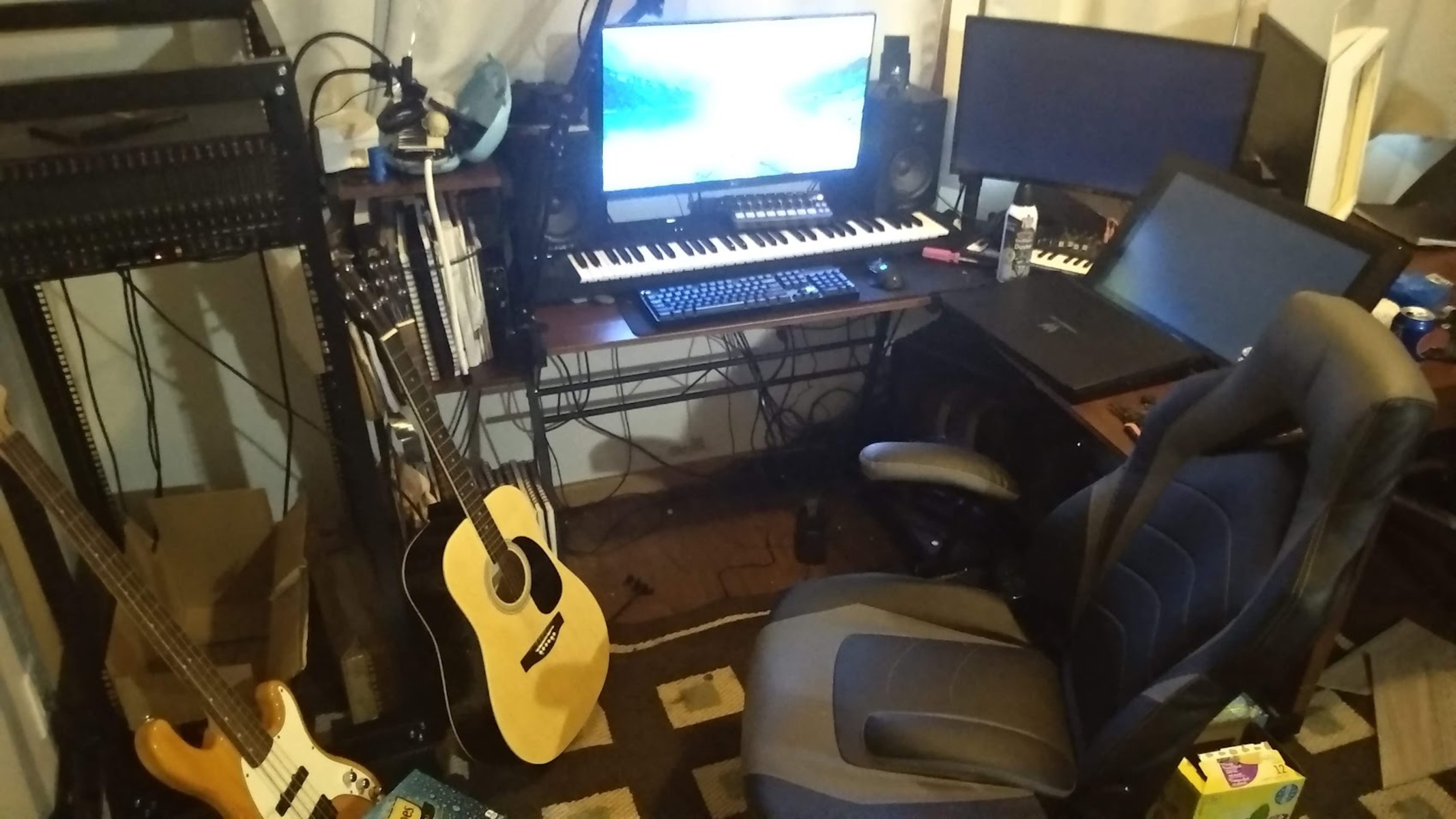 Electronic Studio Setup by insert featuring Roland QUAD-CAPTURE (UA-55) USB 2.0 Audio Interface, Native Instruments Komplete Kontrol A61, and Arturia MicroBrute and 6 more pieces of gear