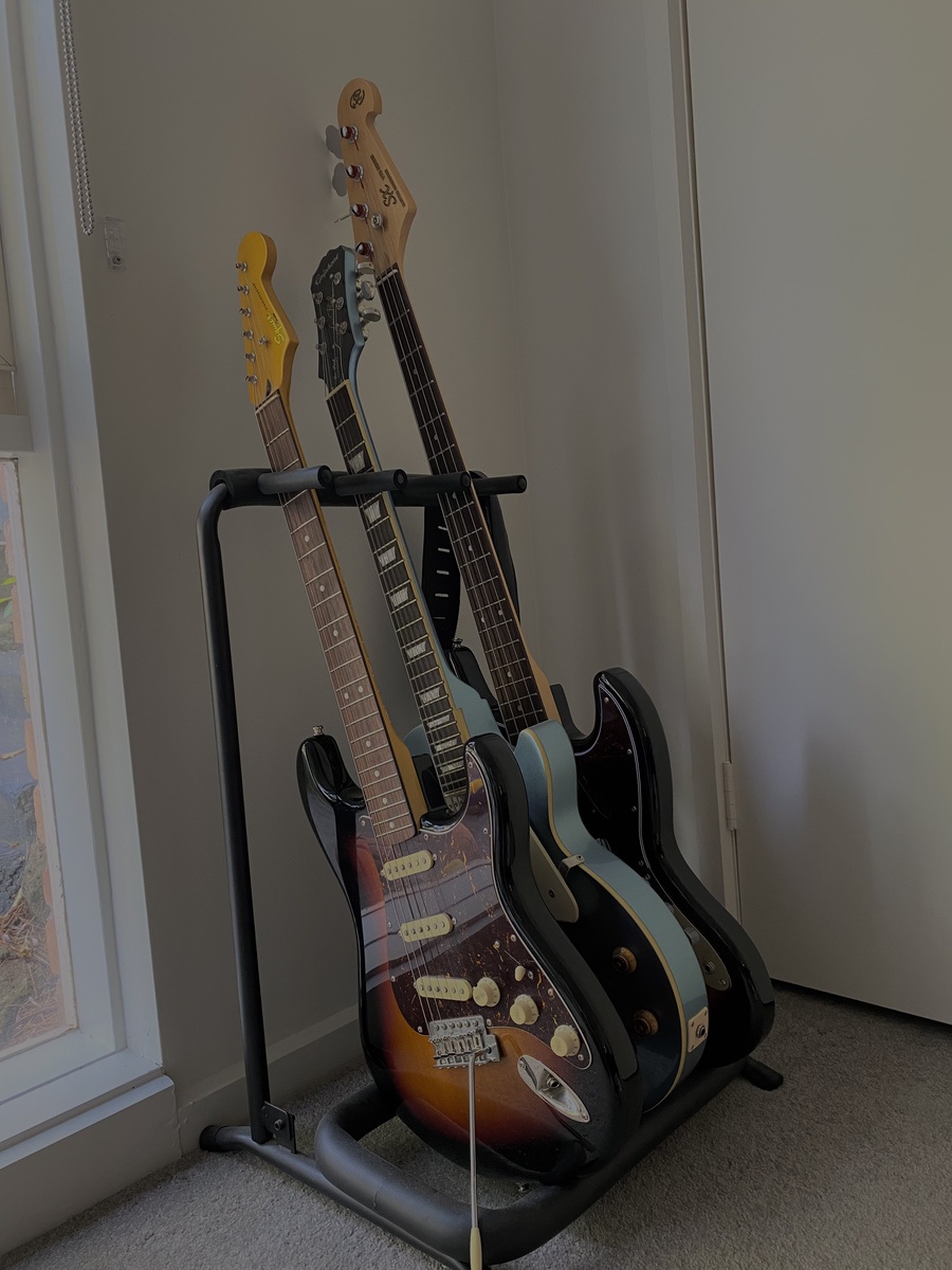 Music Gear Setup by kajadi featuring Squier Classic Vibe '60s Stratocaster, Epiphone Les Paul Standard, and SX Guitars VEJ62 Vintage Series Jazz Bass