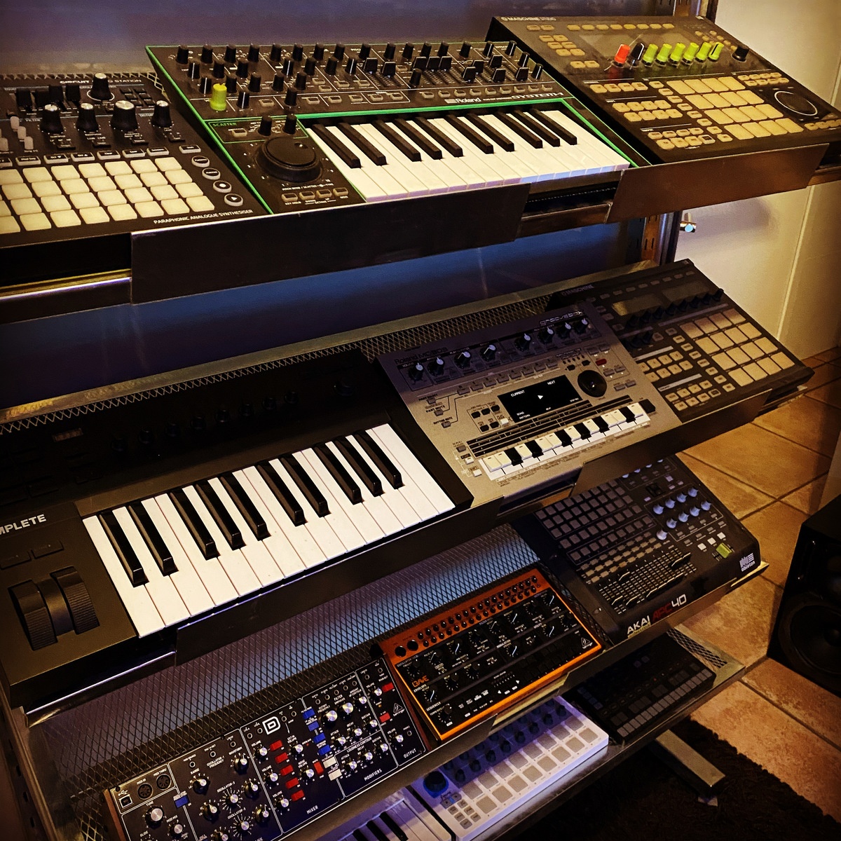 Electronic DJ Setup by groovegsus featuring Novation Circuit, Roland AIRA SYSTEM-1, and Native Instruments Maschine Studio and 6 more pieces of gear