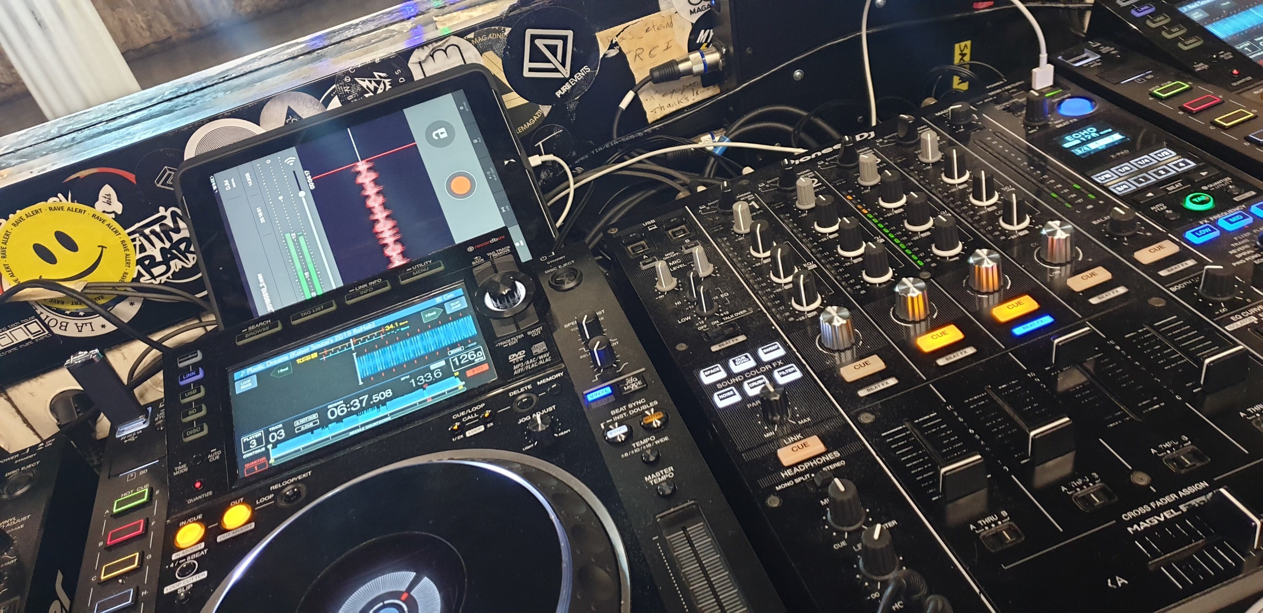 Electronic DJ Setup by groovegsus featuring Pioneer DJ CDJ-2000NXS2, Pioneer DJ DJM-900NXS2, and Apple iPad (General) and 1 more piece of gear