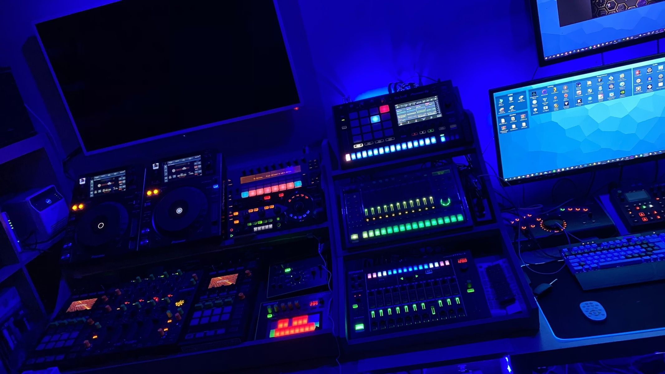 Electronic DJ Setup by groovegsus featuring Roland AIRA MX-1, Roland AIRA SYSTEM-1, and Pioneer Toraiz SP-16 Sampler and 9 more pieces of gear