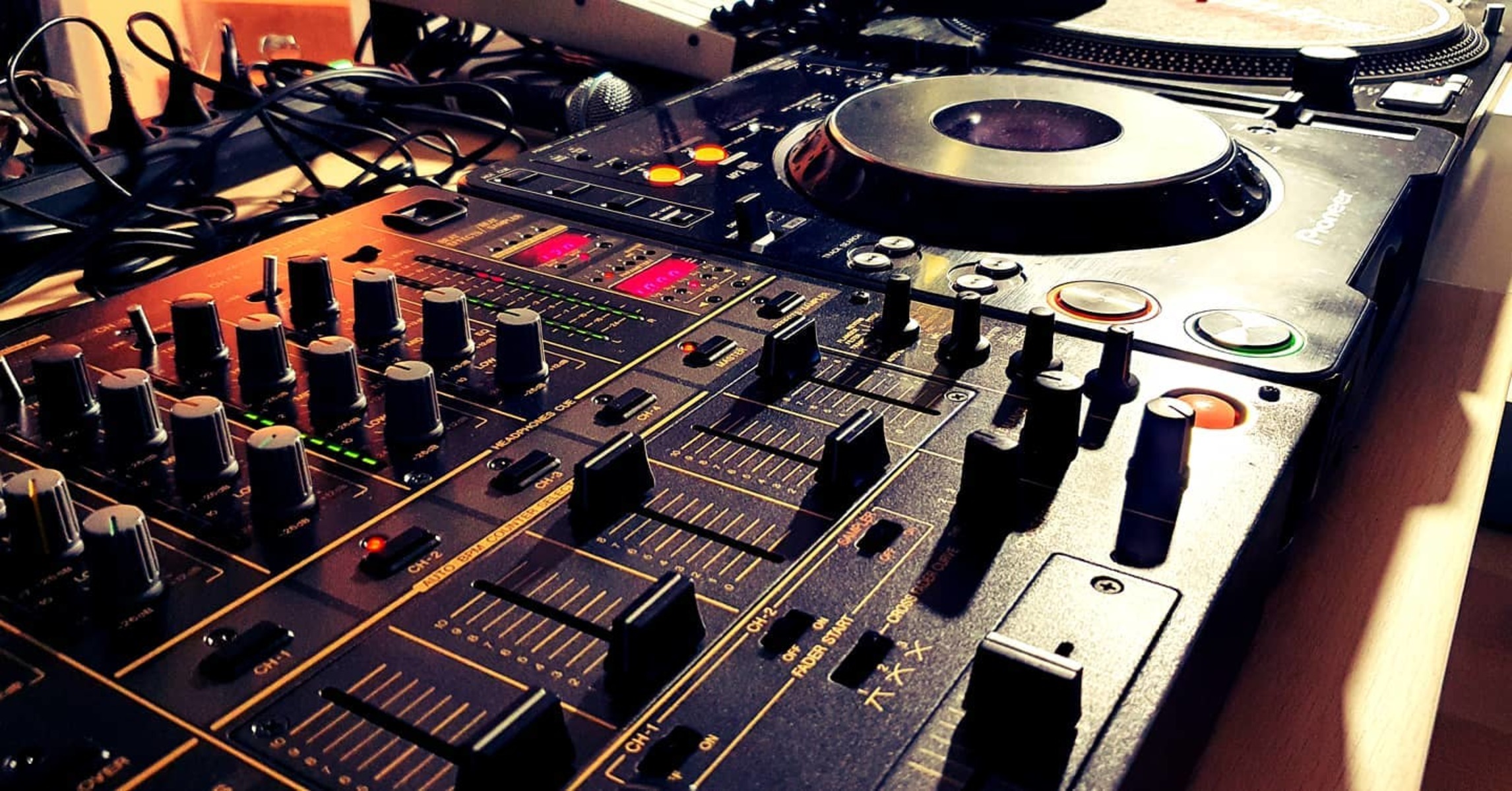 Electronic DJ Setup by mrdjduke featuring Pioneer DJM-600 Mixer and Pioneer CDJ-1000MK3