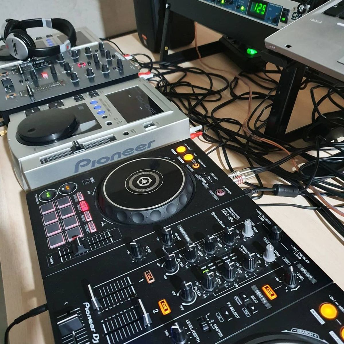 Electronic DJ Setup by mrdjduke featuring Pioneer CDJ-100, Allen & Heath Xone:22, and Pioneer DDJ-400