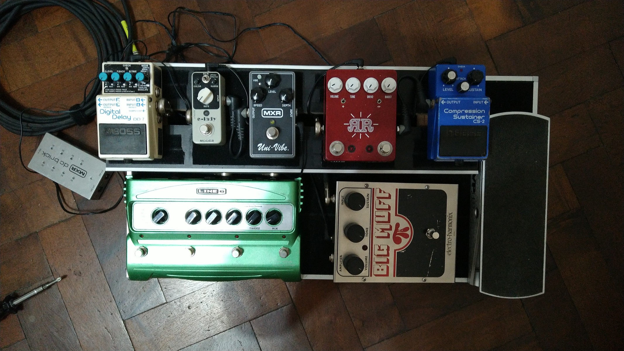Pedalboard by licha_vece featuring MXR M68 Uni-Vibe, Line 6 DL4 Delay Modeler, and Electro-Harmonix Big Muff Pi and 6 more pieces of gear