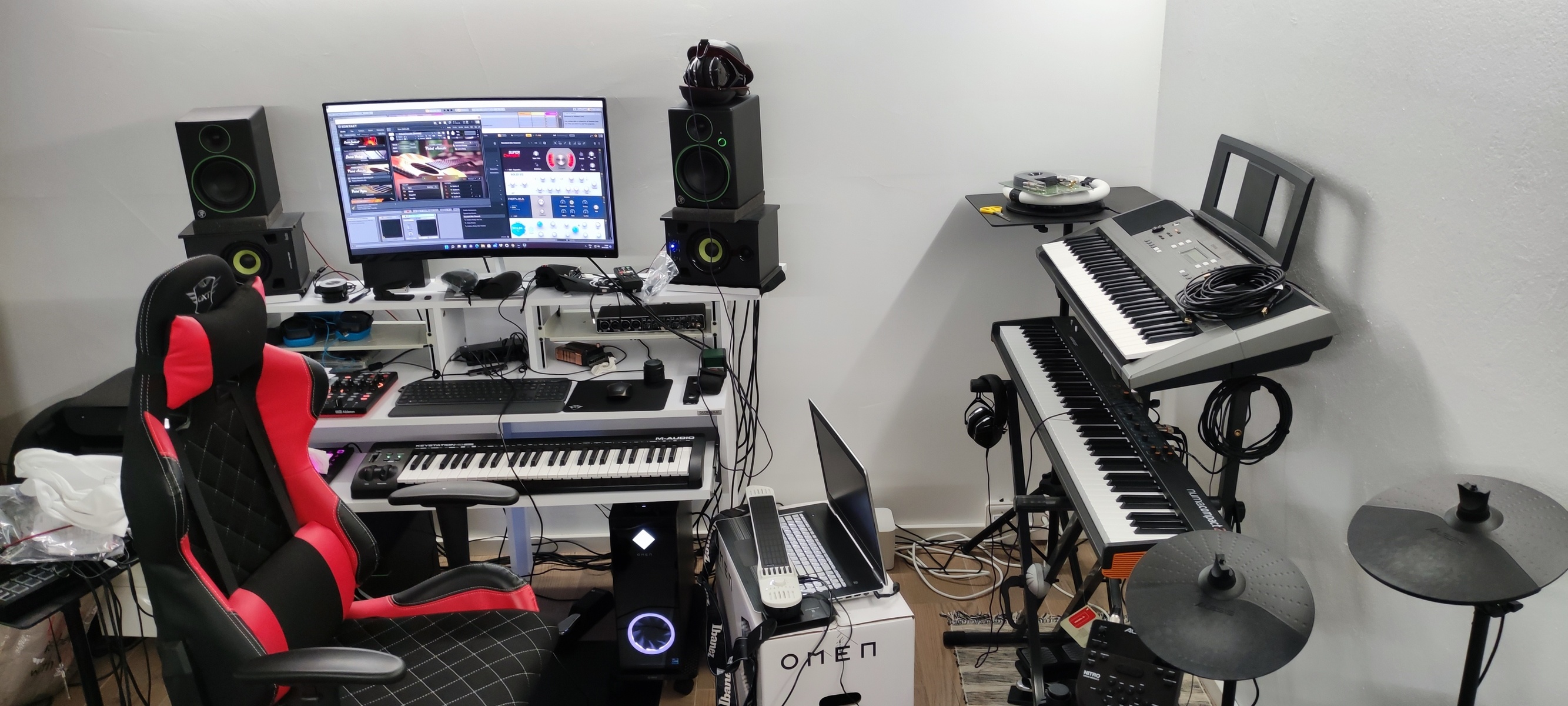 DJ Setup by luis_dj featuring Philips 328E - Moniteur LCD incurvé avec Ultra Wide-Color, Mackie CR5BT Monitors, and Hercules XPS 2.0 80 DJ Monitor Speakers Pair and 4 more pieces of gear
